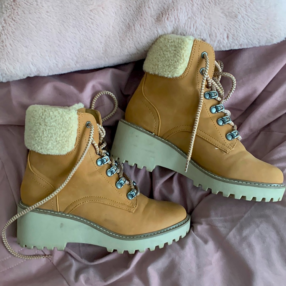 Buckle Snow Boots- same as timberlands . Not worn once.